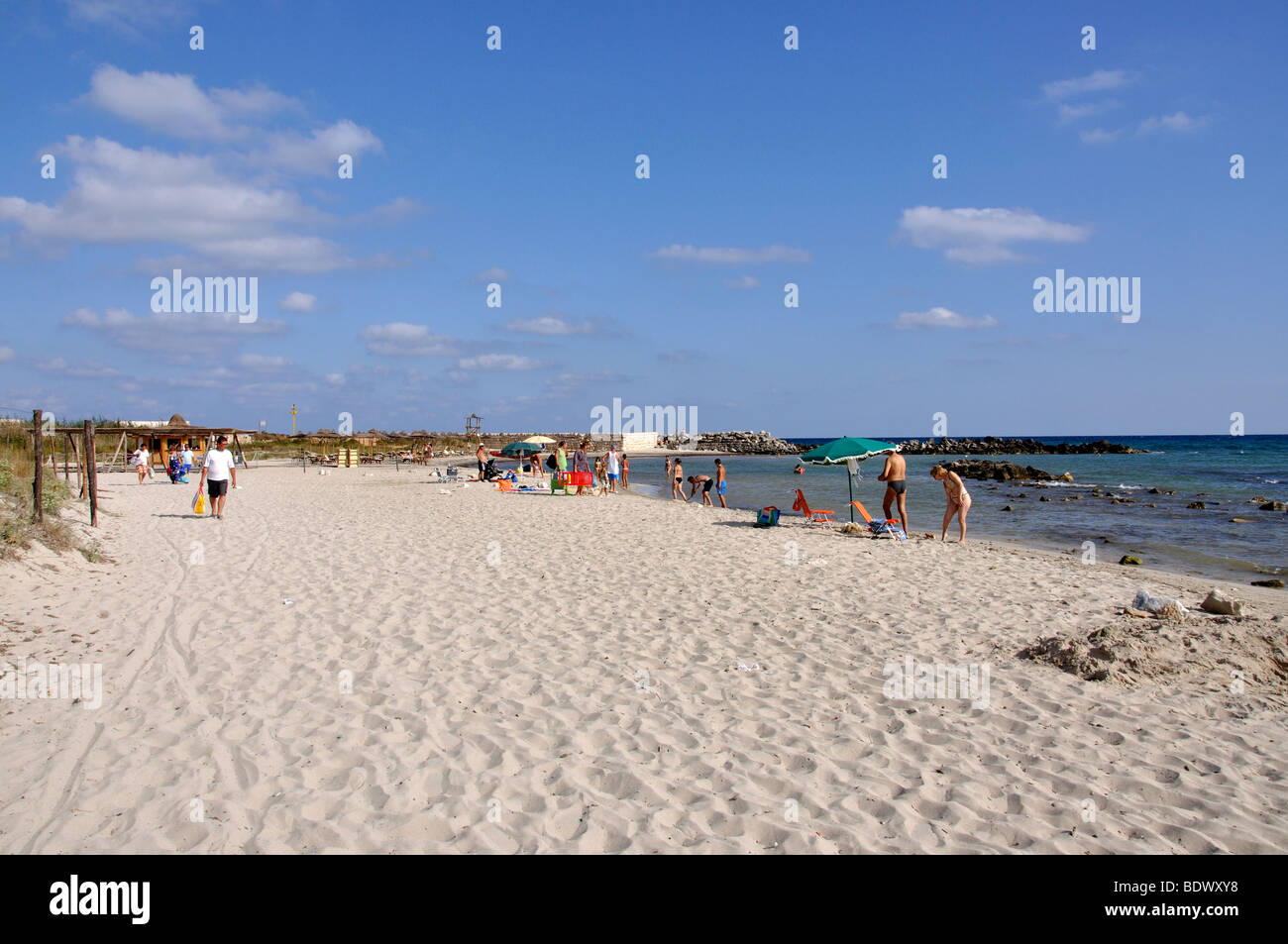 Vue sur la plage, la réserve naturelle de Torre Guaceto, province de Brindisi, Pouilles, Italie Banque D'Images