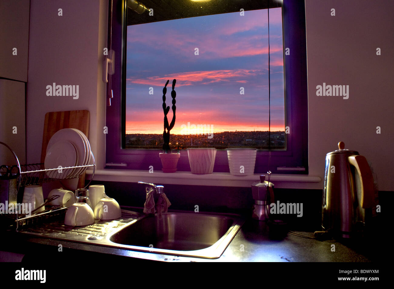 HDR coucher du soleil vu à travers une fenêtre de cuisine Banque D'Images