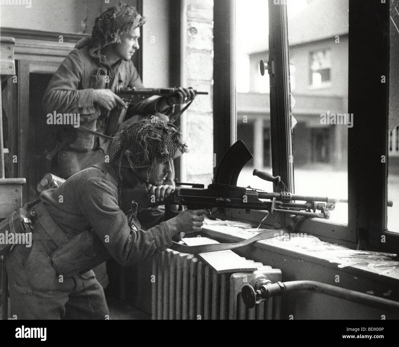 Mitrailleur BREN britannique et derrière lui un soldat avec une mitraillette Sten pendant les combats en Normandie à la suite D-Day 6 Juin 1944 Banque D'Images