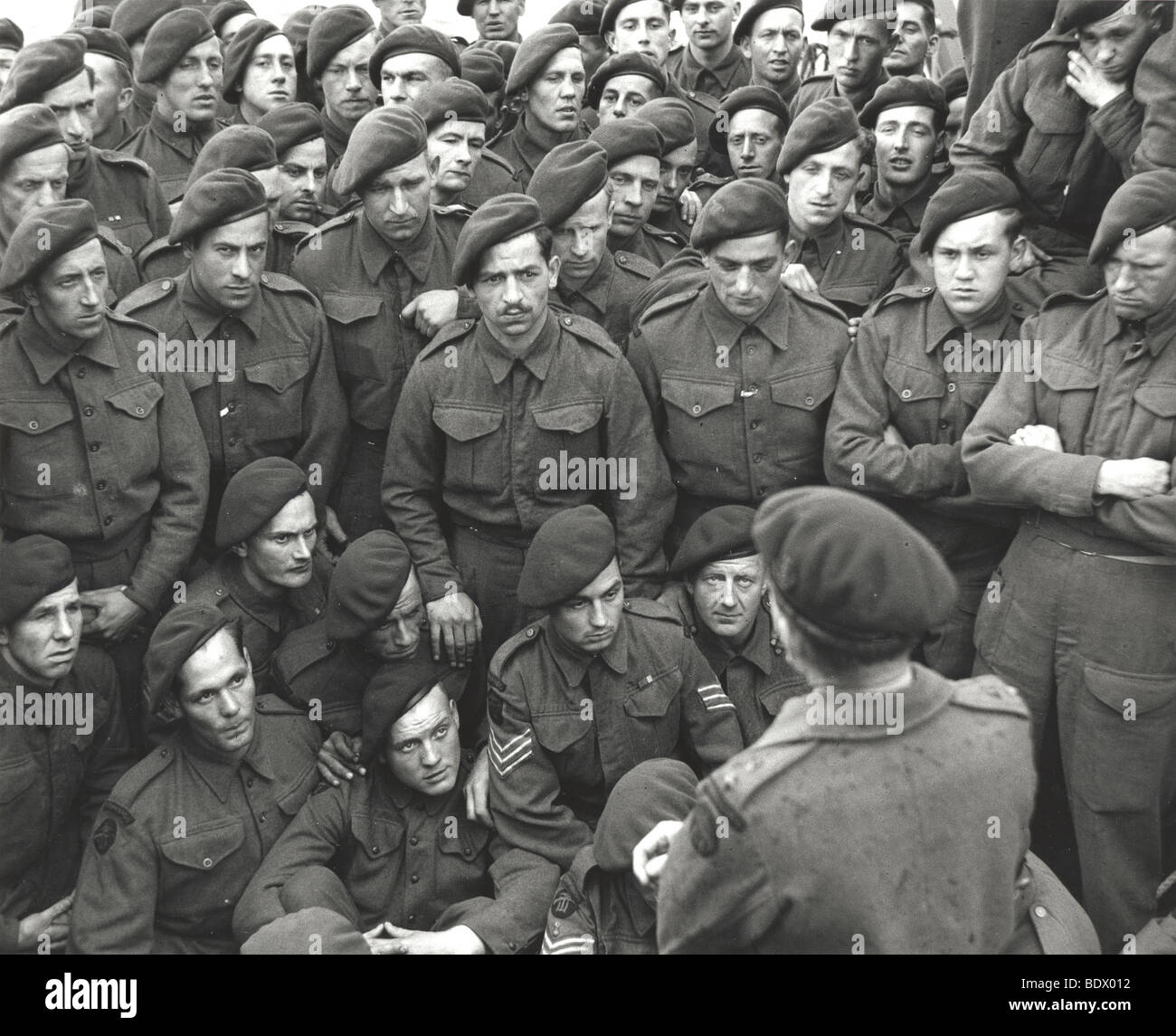 D-Day 1944 Commados britannique d'être informé avant de s'engager pour la France Banque D'Images