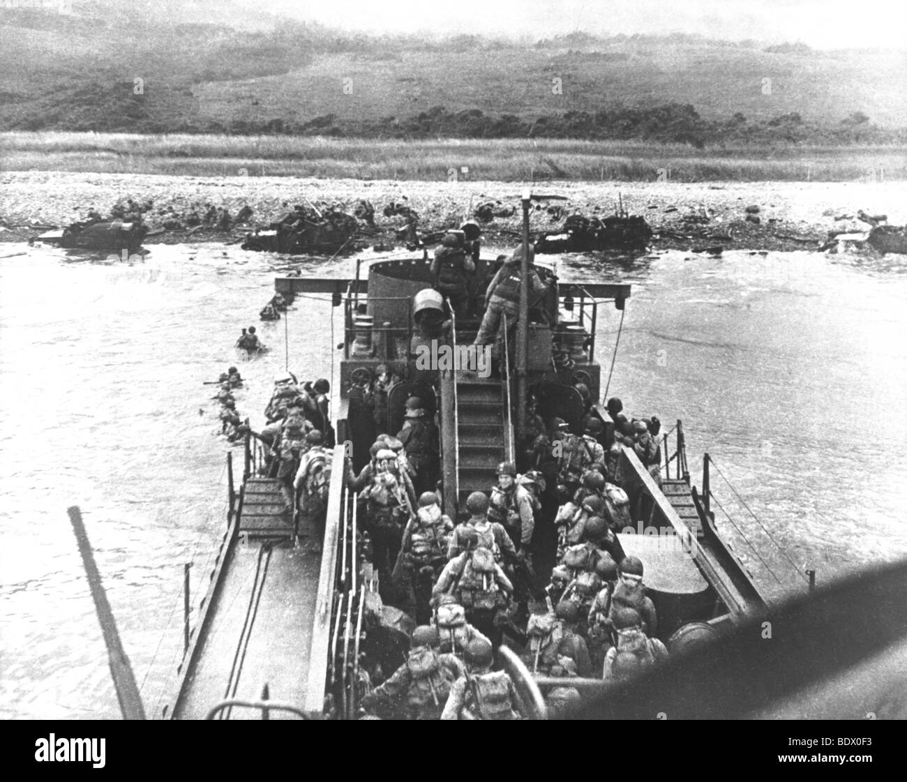 6 Juin 1944 Omaha Beach Us Engins De Debarquement Lci 412 Prepare Ses Troupes A La Terre Comme Son Arc Gunner Foret Son Canon De 20 Mm Photo Stock Alamy