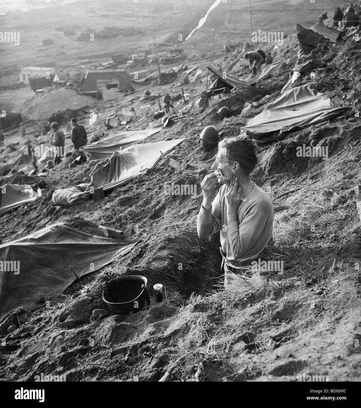Débarquement du jour 1944 - soldat américain se rase dans son trou près de Cherbourg en juin 1944 Banque D'Images