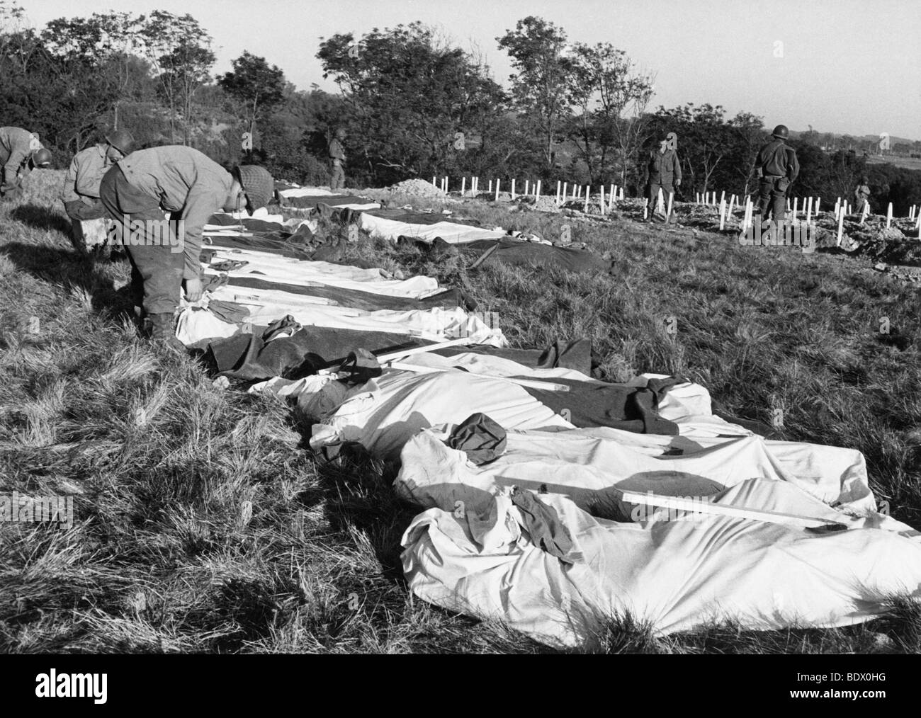 D-Day pertes - morts américains dans des cercueils inhumation temporaire attendent le 8 juin 1944, un jeu blanc porte leurs détails Banque D'Images