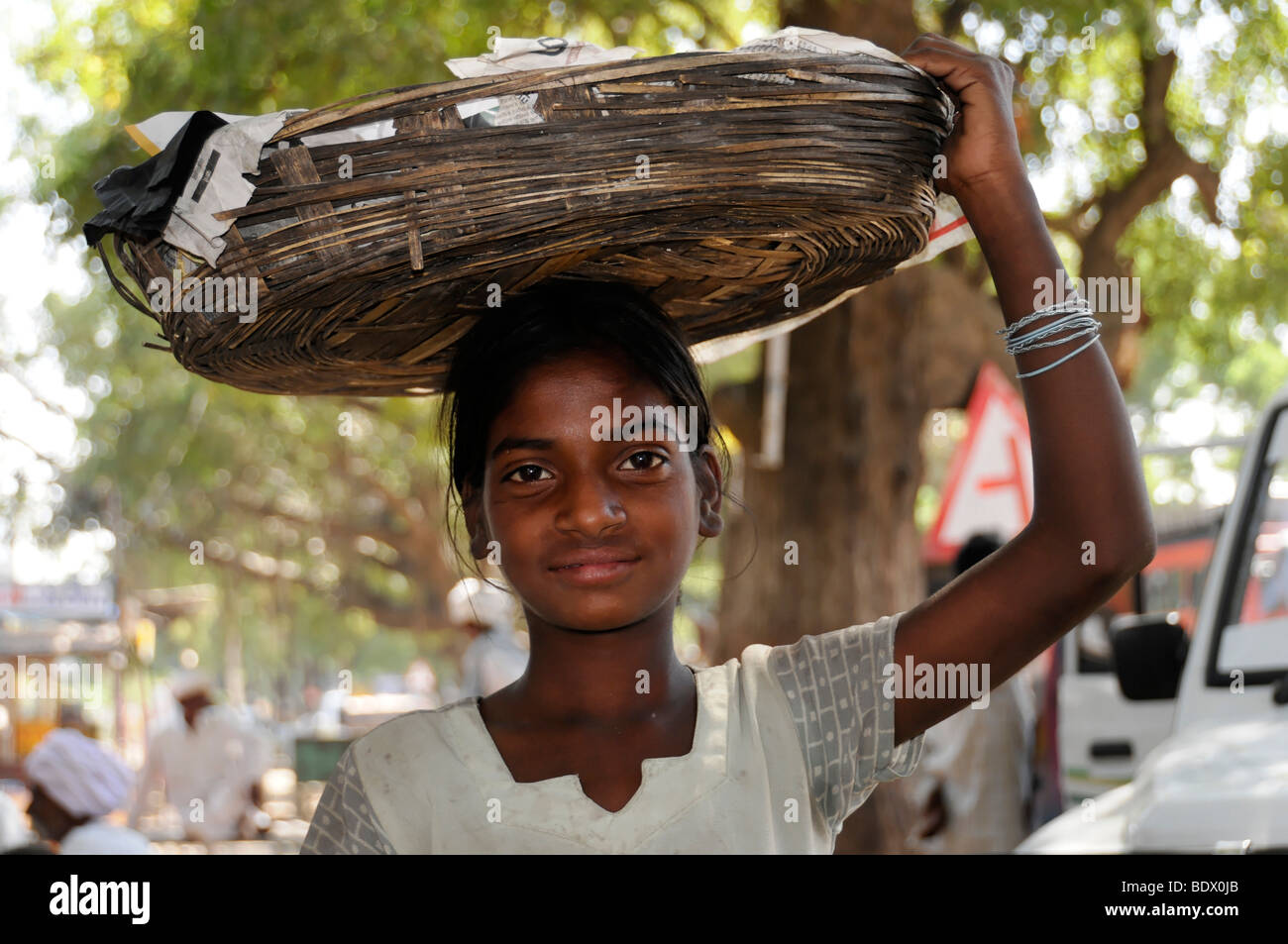Jeune femme indienne avec panier, Udaipur, Rajasthan, Inde du nord, l'Asie Banque D'Images