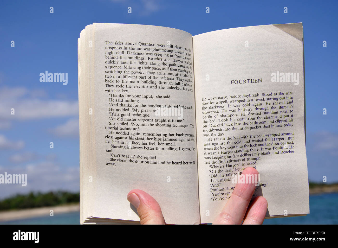 La lecture d'un livre sur la plage, la réserve naturelle de Torre Guaceto, province de Brindisi, Pouilles, Italie Banque D'Images