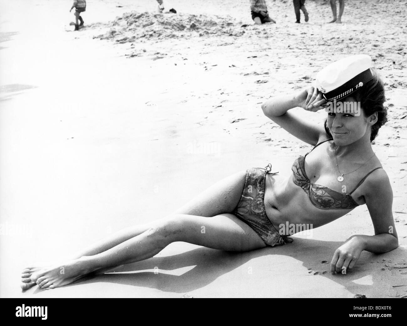 MANUELA - chanteuse pop allemande à l'âge de 23 sur la plage du lac Badensee près de Munich Banque D'Images