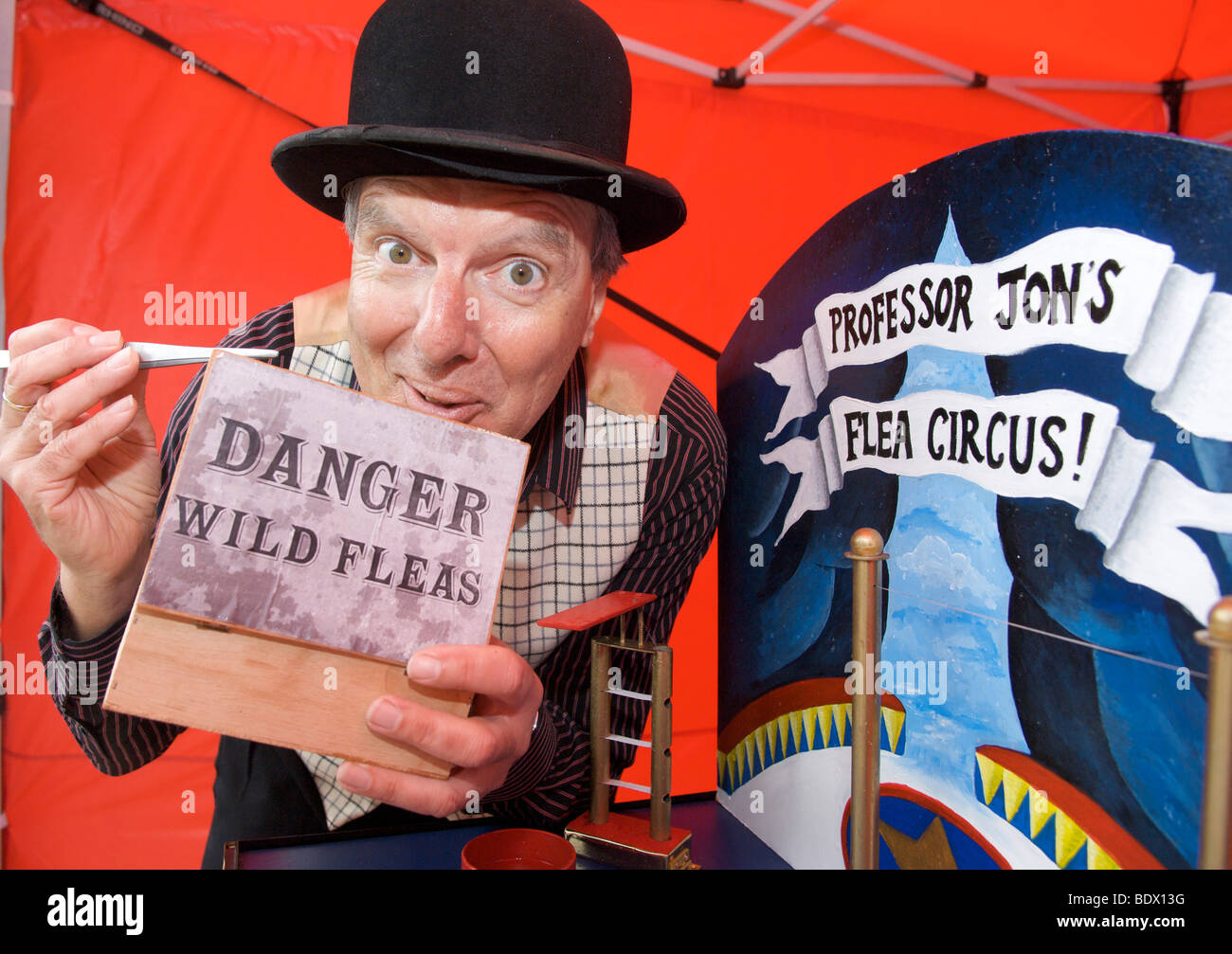 Le professeur Jon's flea circus Banque D'Images