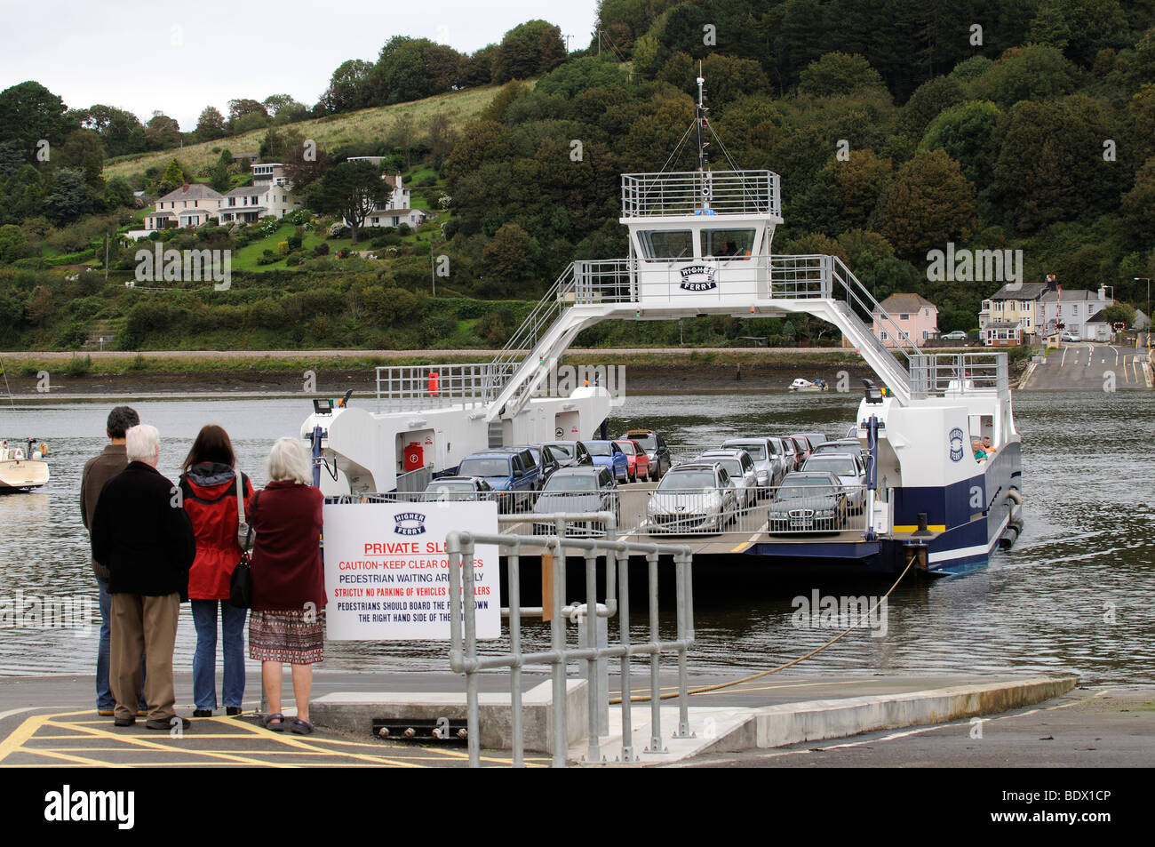 Plus une voiture et Ferry navire roro passagers traversant la rivière Dart South Devon England UK Banque D'Images