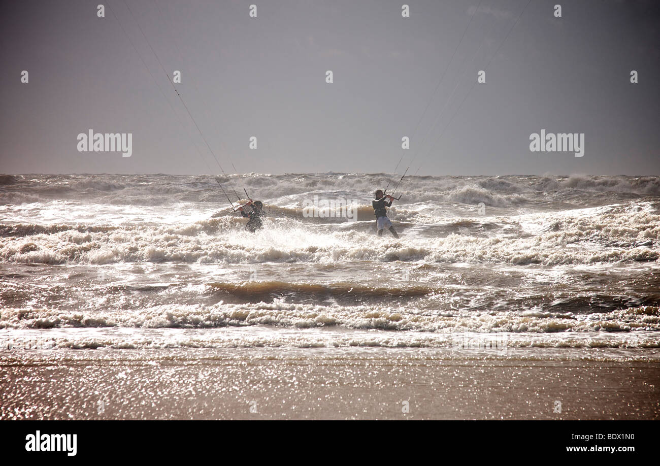 Kite surfer en mer contre la lumière dans la mer à Blackpool, Royaume-Uni Banque D'Images