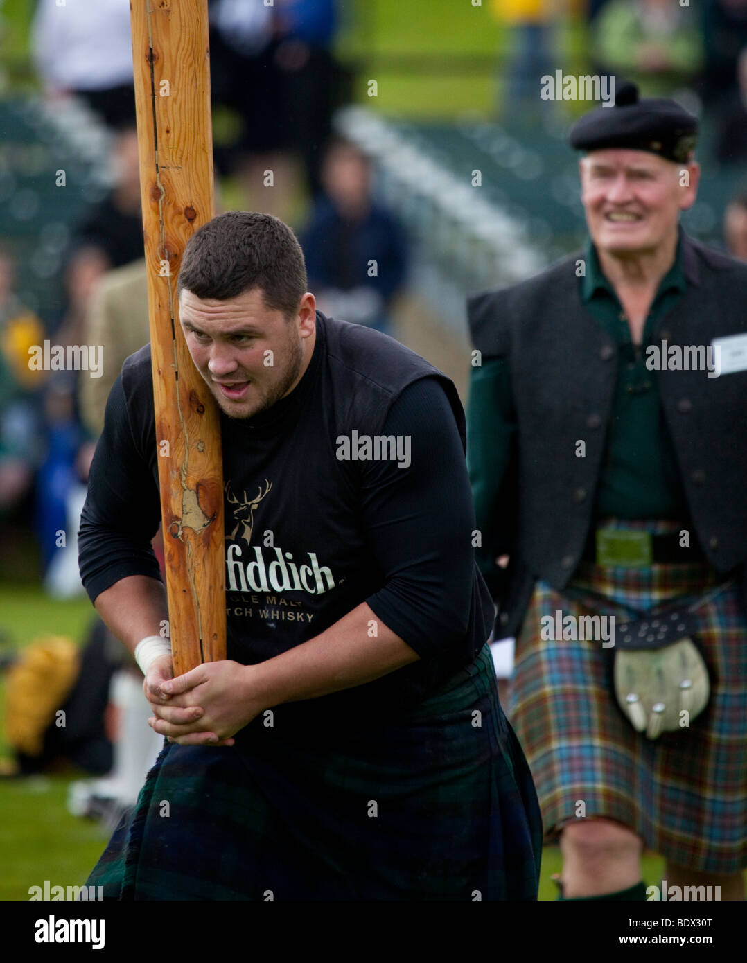 CaBER Toss Scottish Athletic event at the Braemar Royal Highland Gathering and Games, Princess Royal & Duke of Fife Memorial Park, Braemar, Aberdeen Banque D'Images