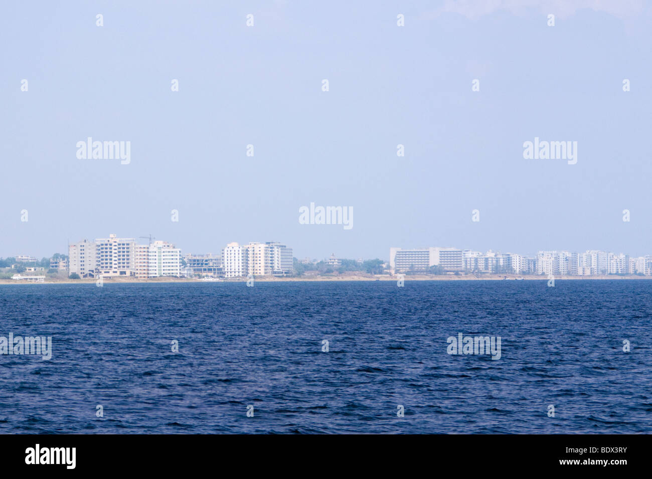 La ville fantôme de Famagouste, à Chypre. Famagouste fut le plus populaire jusqu'à ce complexe méditerranéen abandonnées à l'invasion turque de 1974. Banque D'Images