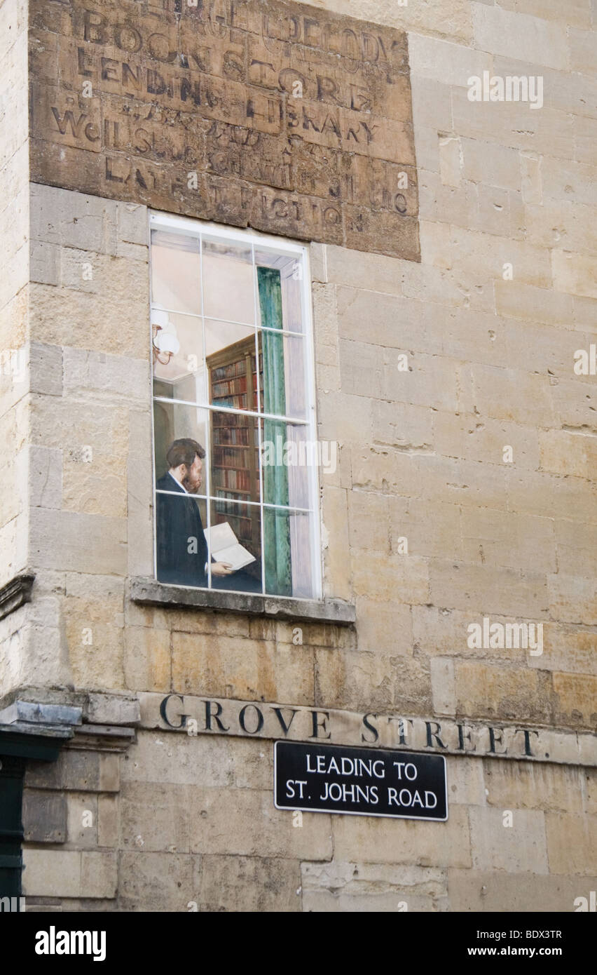 Un trompe-l'oeil droit d'un homme à la lecture une fenêtre peinte sur une fenêtre bloquée ; Grove Street, Bath, Royaume-Uni Banque D'Images