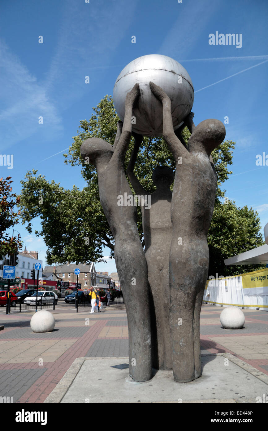 La 'Paix' par Derrick Richardson-Lee (1924-2001) sur l'affichage à proximité du centre de Stratford, en Angleterre. Banque D'Images