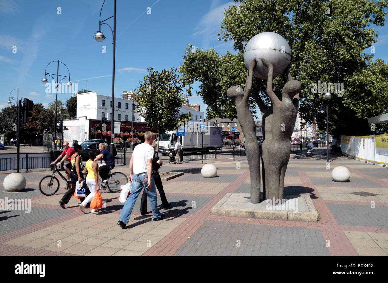 La 'Paix' par Derrick Richardson-Lee (1924-2001) sur l'affichage à proximité du centre de Stratford, en Angleterre. Banque D'Images