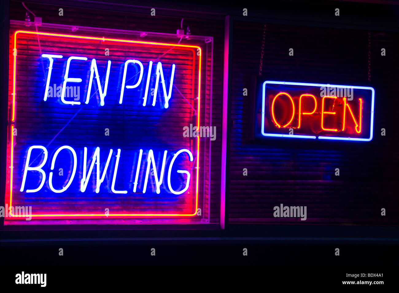 Dix Quilles neon sign Banque D'Images