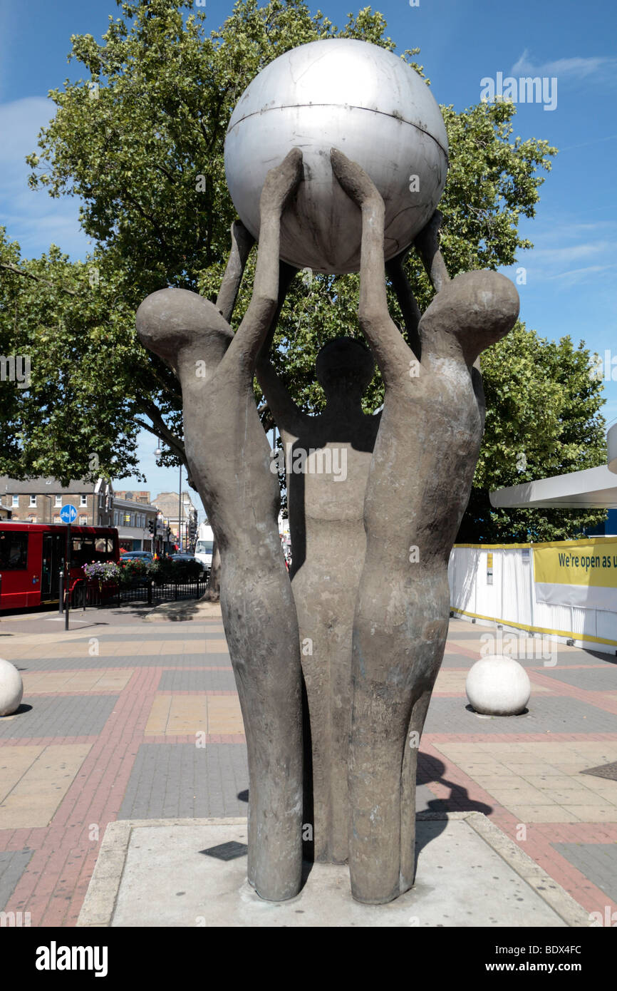 La 'Paix' par Derrick Richardson-Lee (1924-2001) sur l'affichage à proximité du centre de Stratford, en Angleterre. Banque D'Images