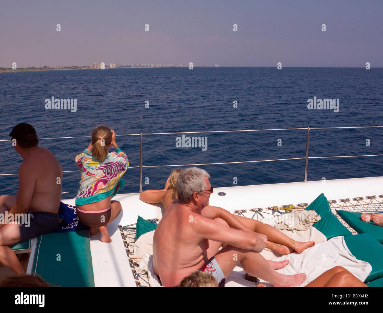 Les touristes à la recherche à la ville fantôme de Famagouste, à Chypre, à partir d'un catamaran. C'est aussi proche que vous obtenez aujourd'hui. Banque D'Images