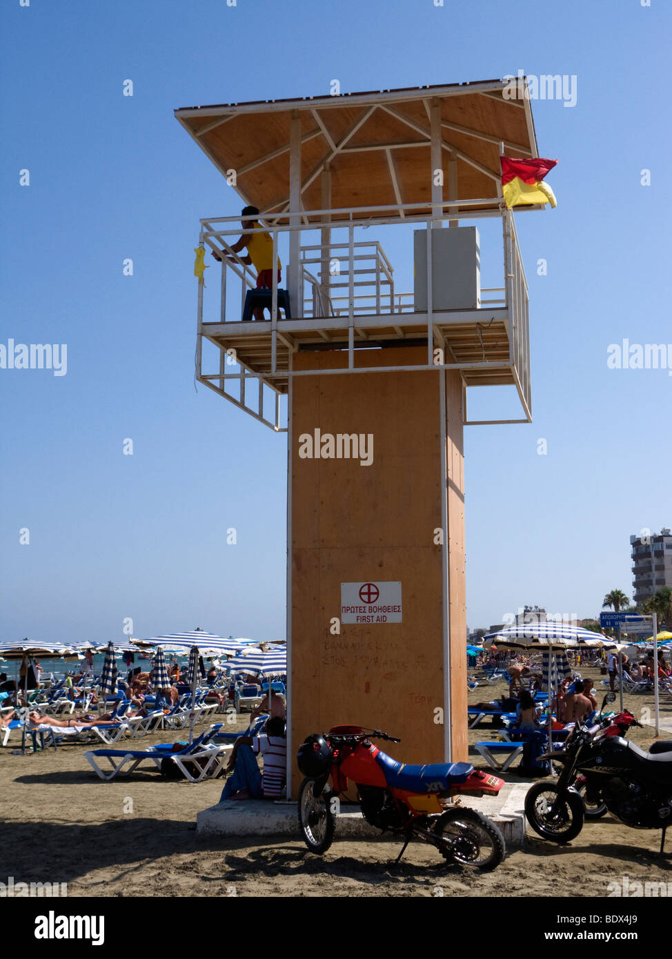 Lifeguard dans la tour de guet à la plage dans la ville de Larnaca, Chypre. Banque D'Images