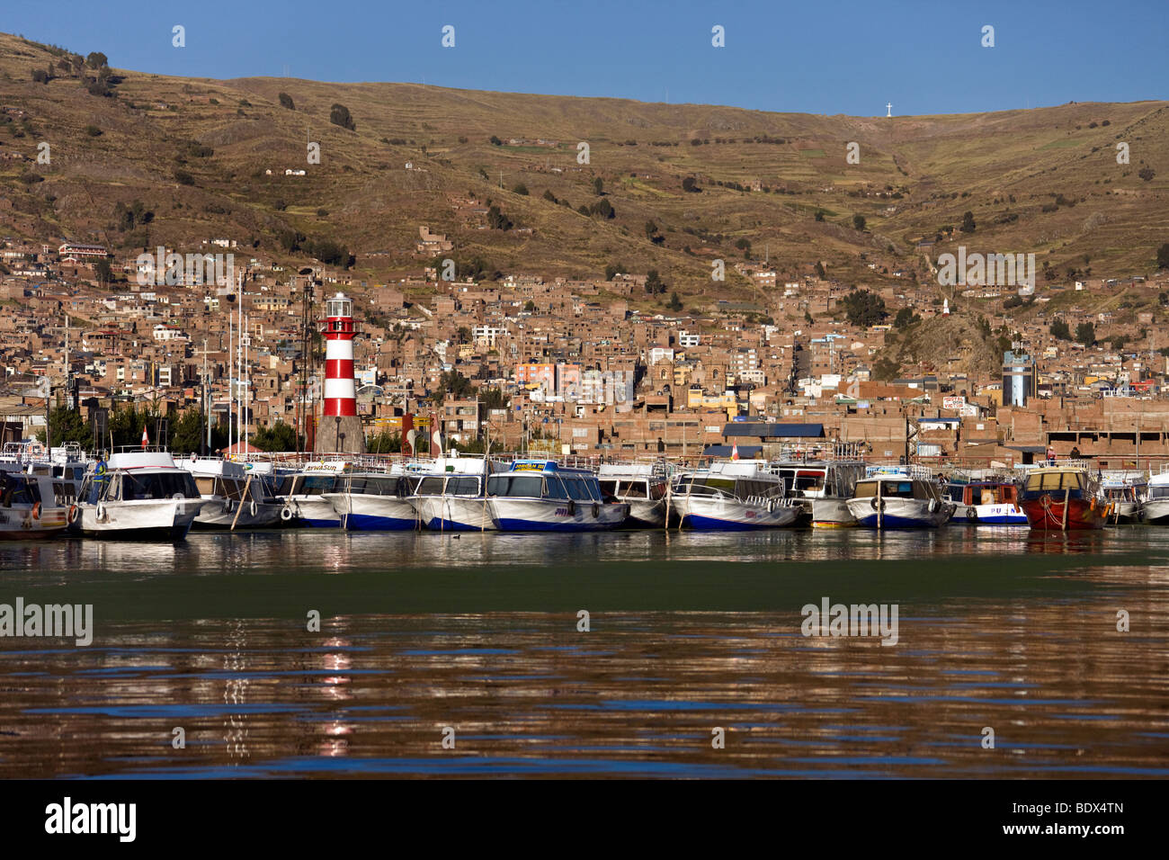 Ville de Puno sur les rives du lac Titicaca au Pérou Banque D'Images