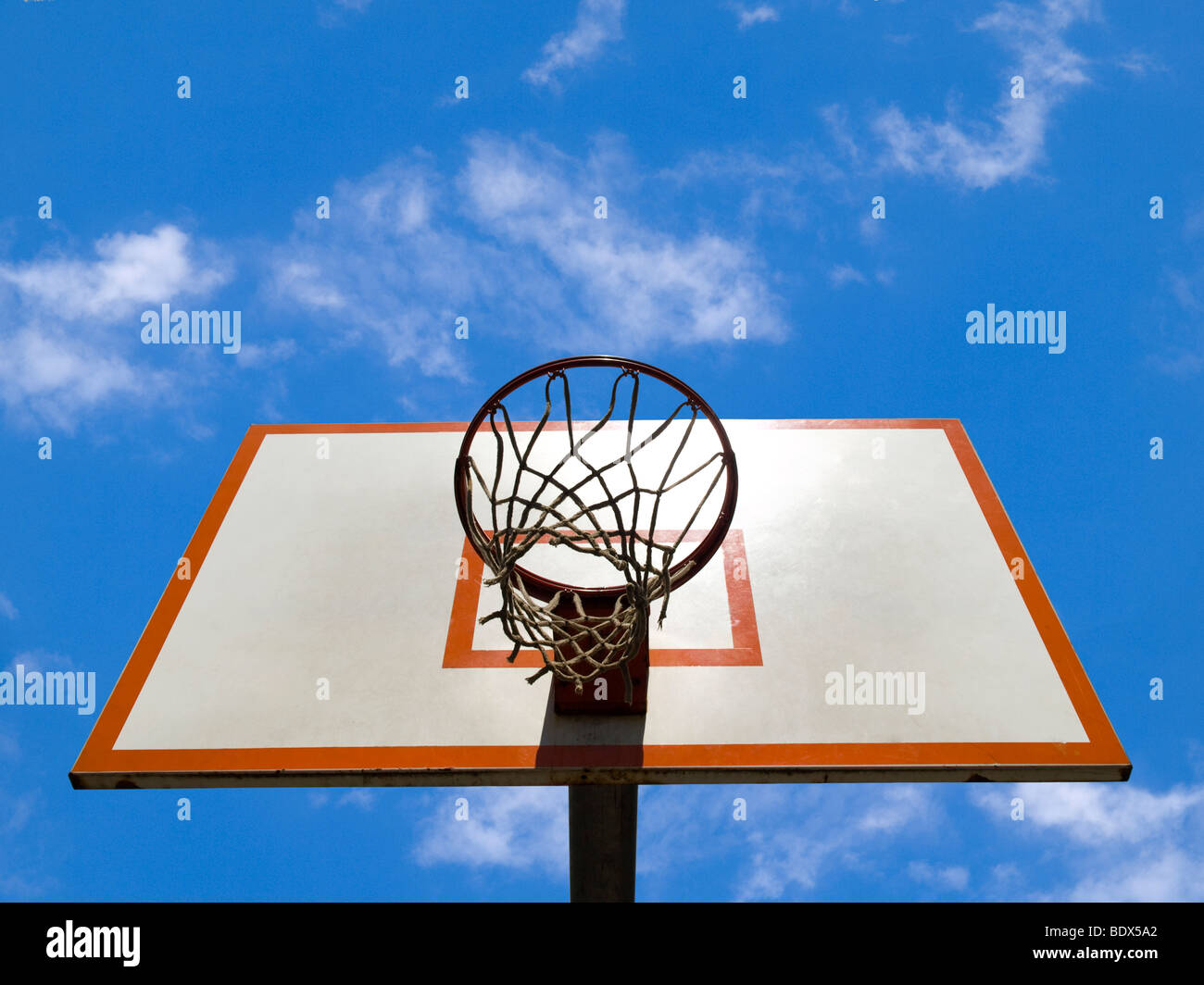 Un anneau de basket-ball sur un ciel bleu avec des nuages. Banque D'Images