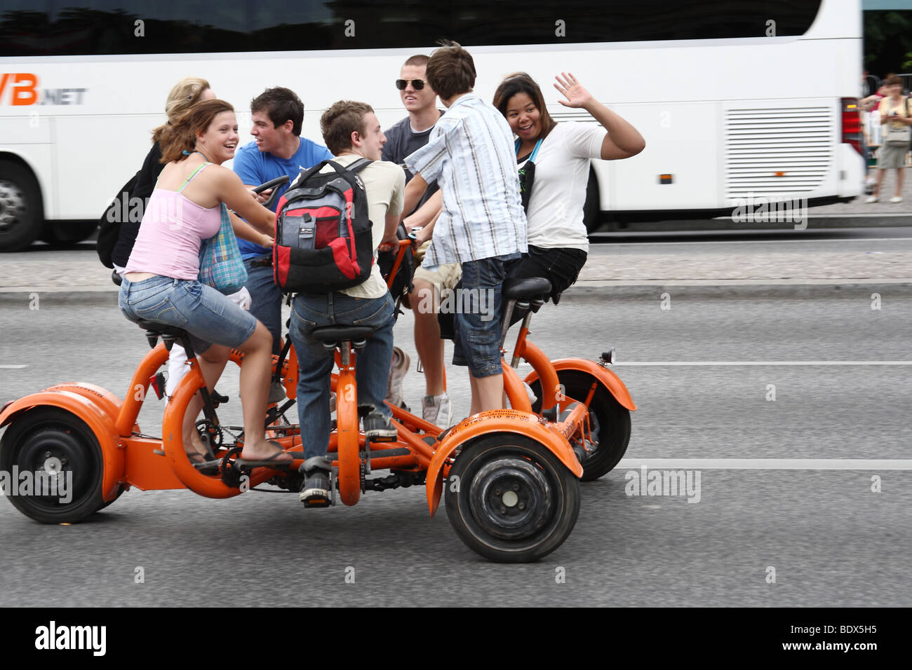 Multi-drôle véhicule personnel pour les touristes. Mitte, Berlin, Allemagne. Banque D'Images