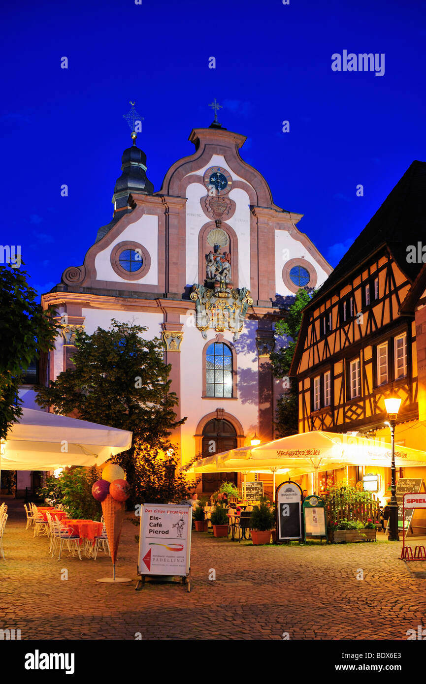 Place de l'église de Sankt Martinskirche Eglise Saint-Martin, Ettlingen, Forêt Noire, Bade-Wurtemberg, Allemagne, Europe Banque D'Images