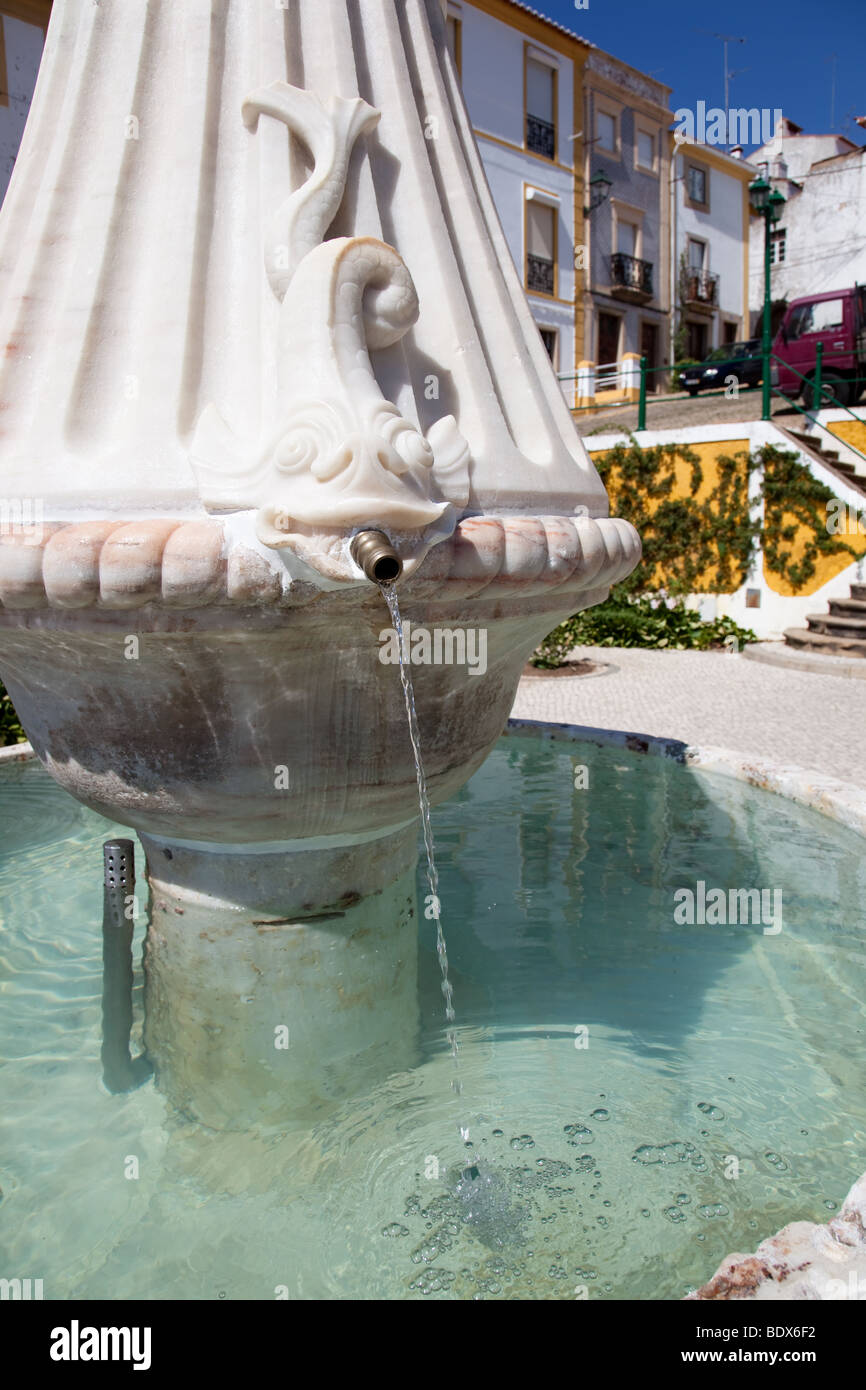 Montorinho Fontaine en Mártires da República Square, Castelo de Vide, Portugal. Fontaine du 19e siècle. Banque D'Images