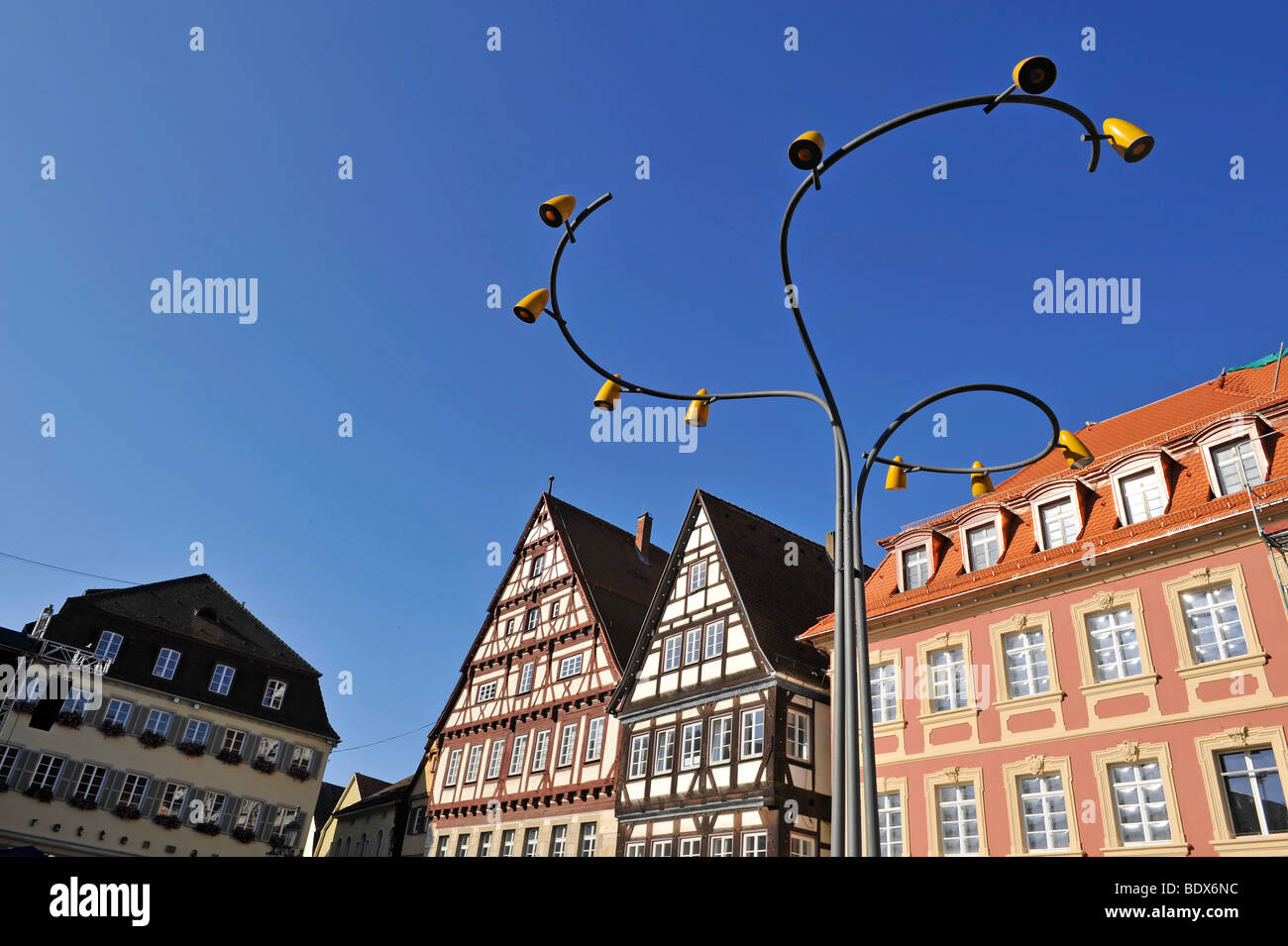 Maison à pans de bois, maisons de ville, lanterne, place du marché, Schwaebisch Gmuend, Bade-Wurtemberg, Allemagne, Europe Banque D'Images