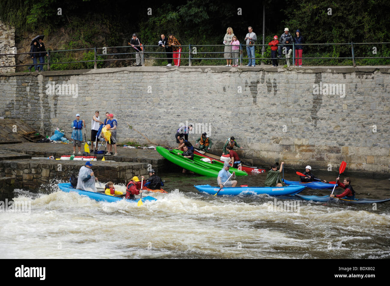 Kayak et canot les conducteurs à un barrage de la rivière Vltava à Cesky Krumlov, Bohême du Sud, la Bohême, République Tchèque, Europe Banque D'Images