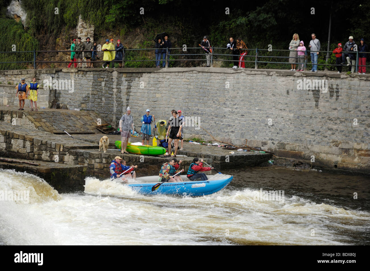 Kayak et canot les conducteurs à un barrage de la rivière Vltava à Cesky  Krumlov, Bohême du Sud, la Bohême, République Tchèque, Europe Photo Stock -  Alamy