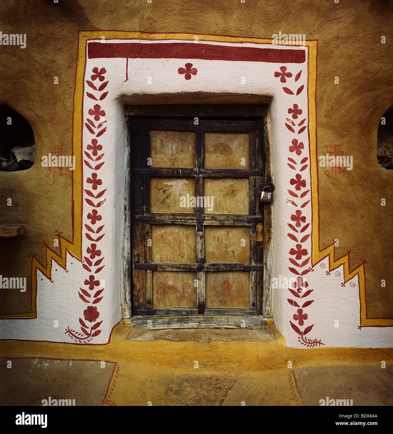 Les portes peintes sur les maisons en torchis. Désert du Thar Rajasthan Inde Banque D'Images