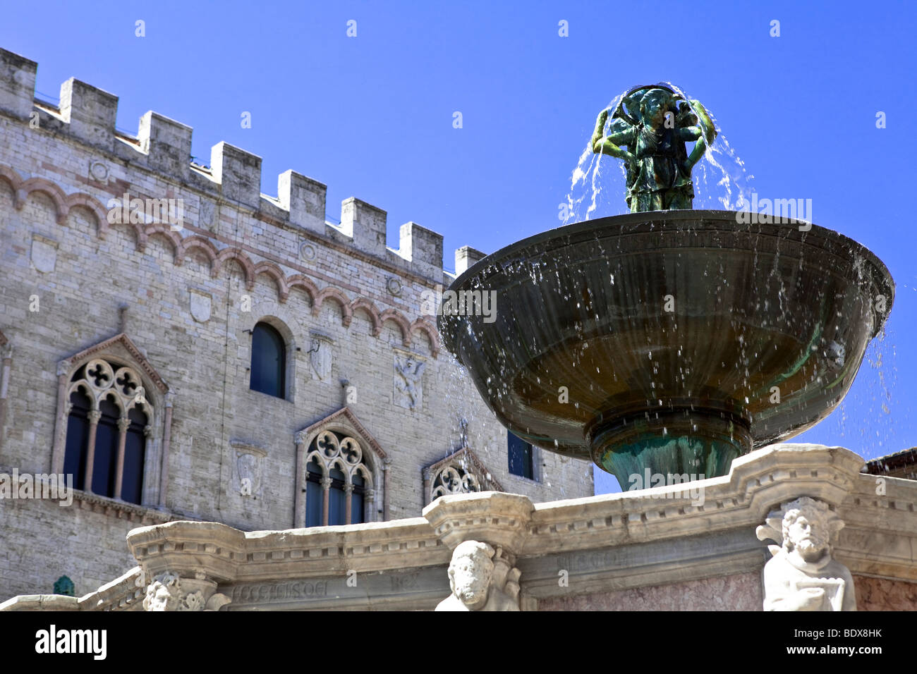 La Fontana Maggiore des marches du Duomo di San Lorenzo à la Piazza IV Novembre, Pérouse, Ombrie, Italie, Europe Banque D'Images