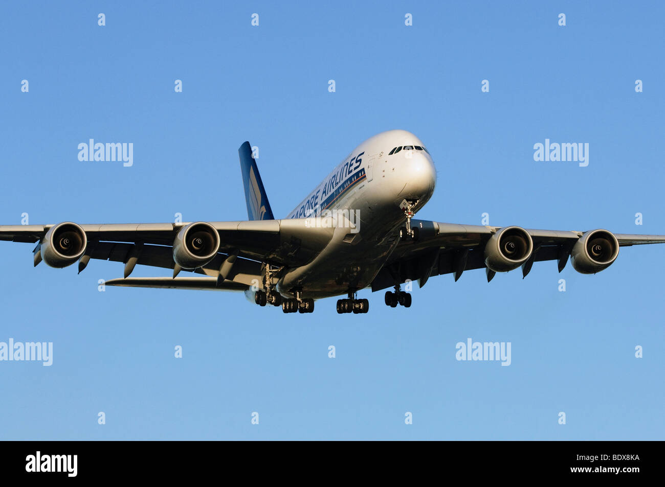 Airbus A380 exploité par Singapore Airlines en approche pour l'atterrissage à l'aéroport Heathrow de Londres, Royaume-Uni. Banque D'Images