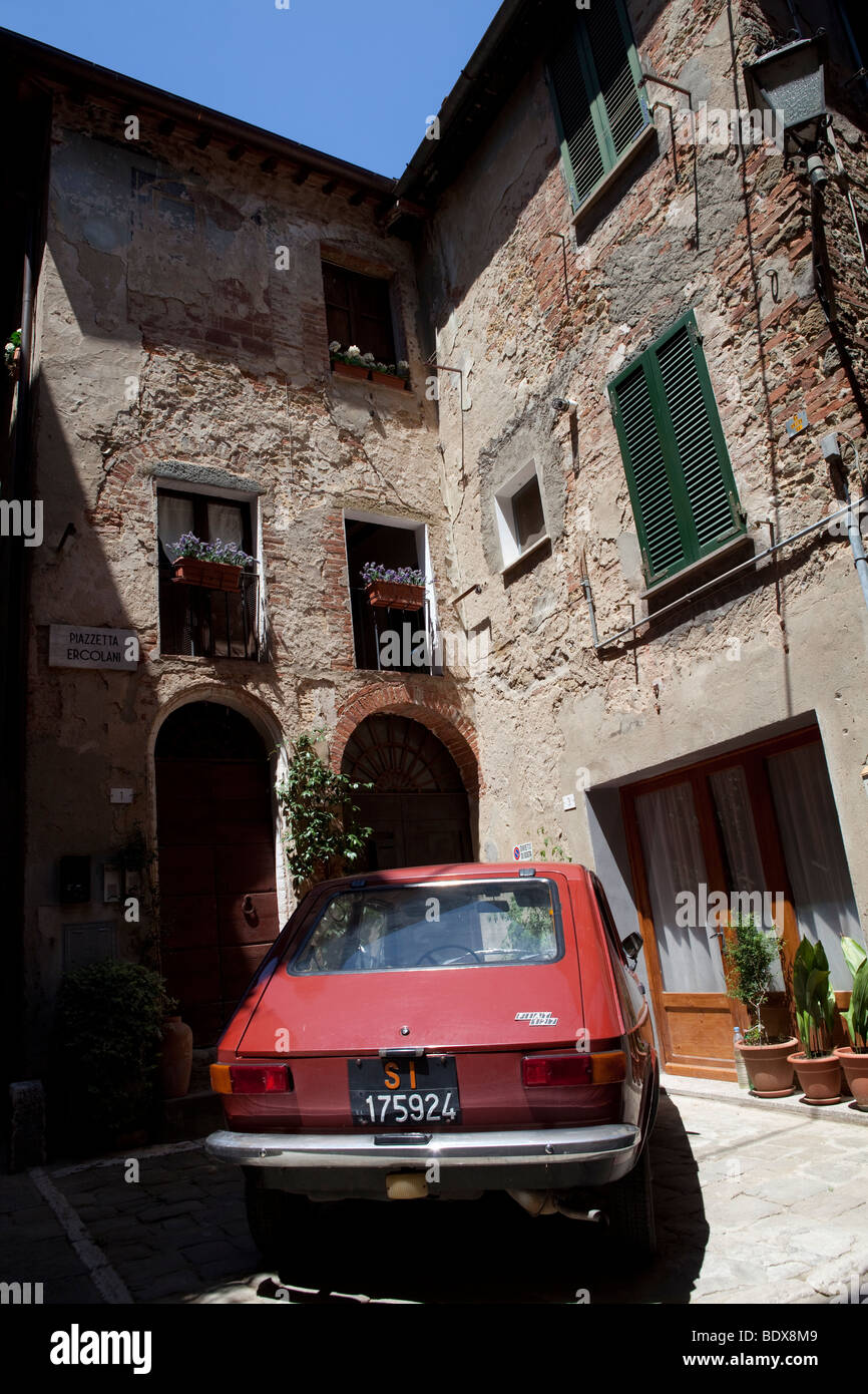 Fiat 100 dans une ancienne cour intérieure maison dans un village italien, Toscane, Italie, l'Europe méditerranéenne Banque D'Images