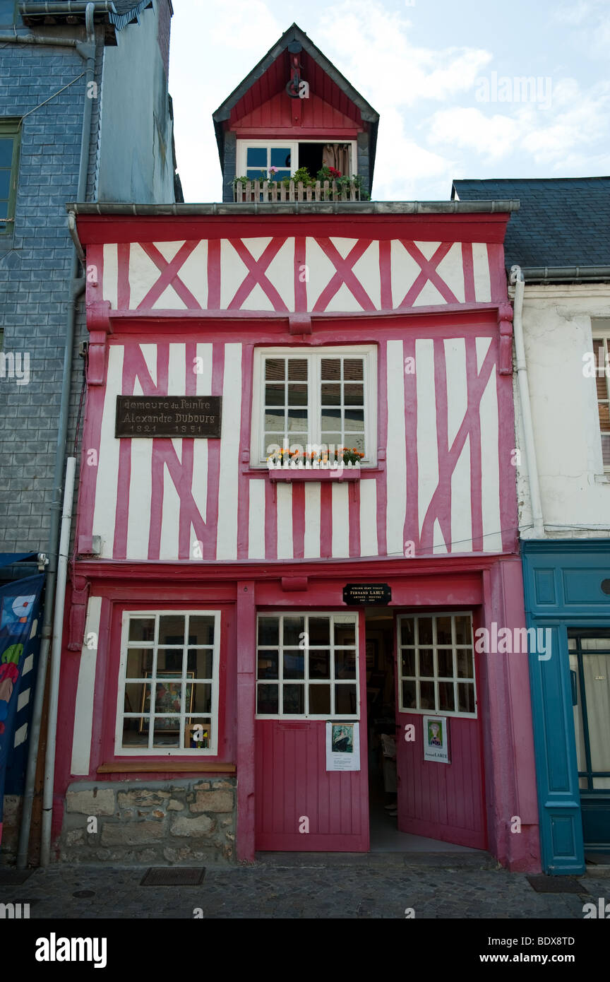 Vieille maison une fois administré par le peintre Alexandre Dubourgnow utilisé comme galerie d'art à Honfleur , France Banque D'Images