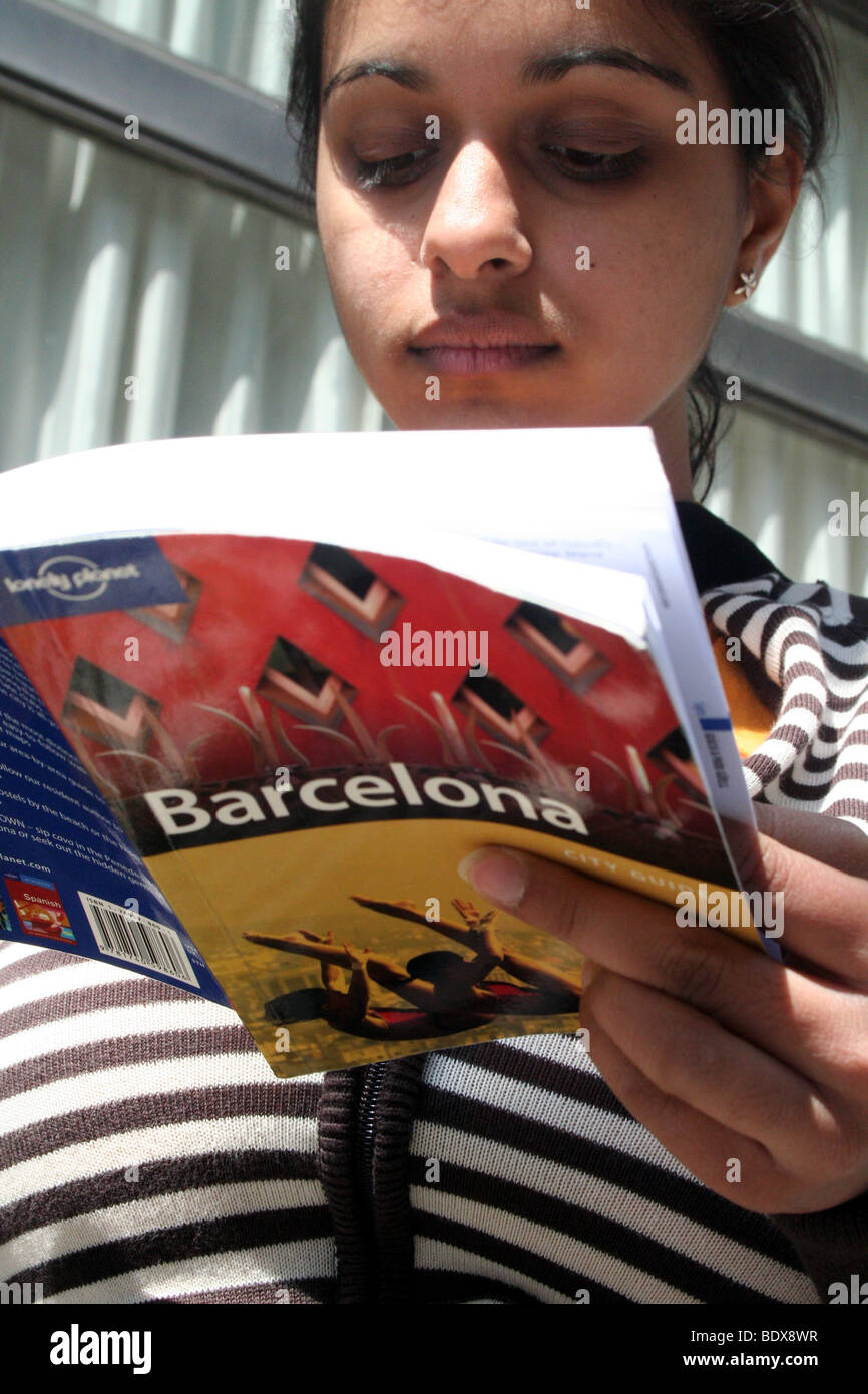 Lonely Planet Barcelone Lecture Femmes Banque D'Images
