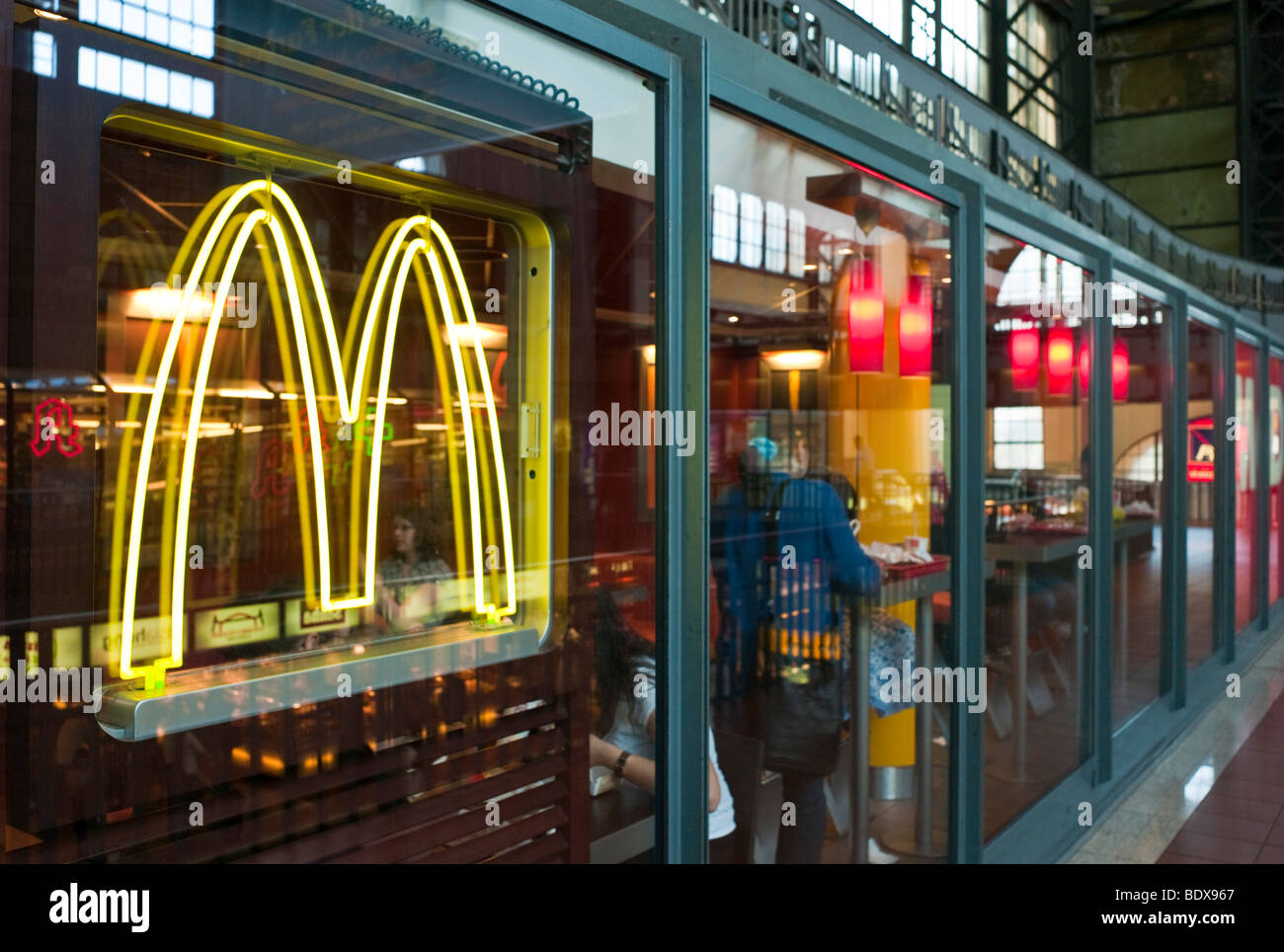 Chaîne de restauration rapide McDonald's, Hambourg, Allemagne, Europe Banque D'Images