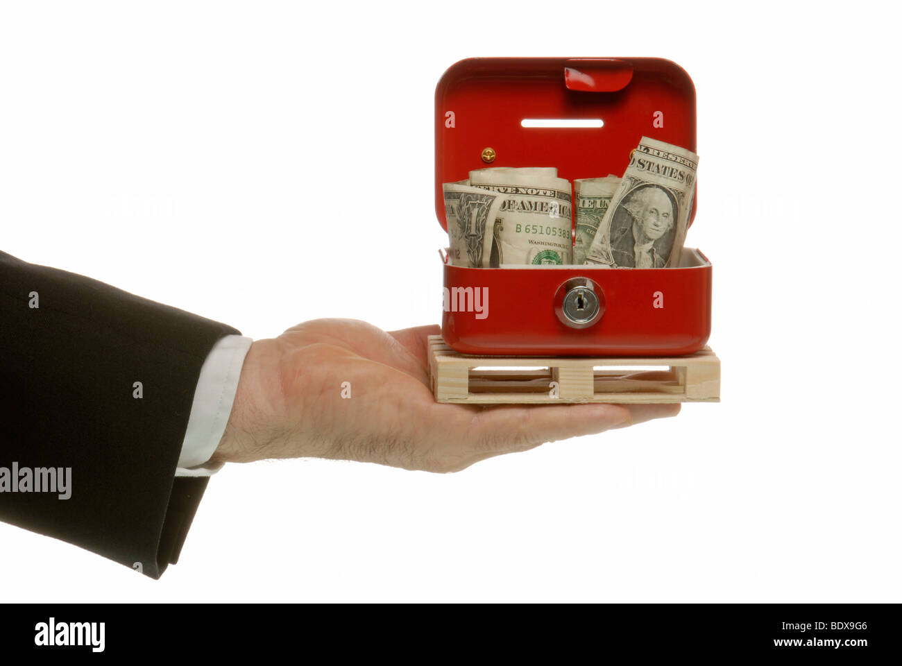 L'homme d'affaires avec des économies fort sur l'euro-palette, image symbolique pour l'exportation en trésorerie complète Banque D'Images