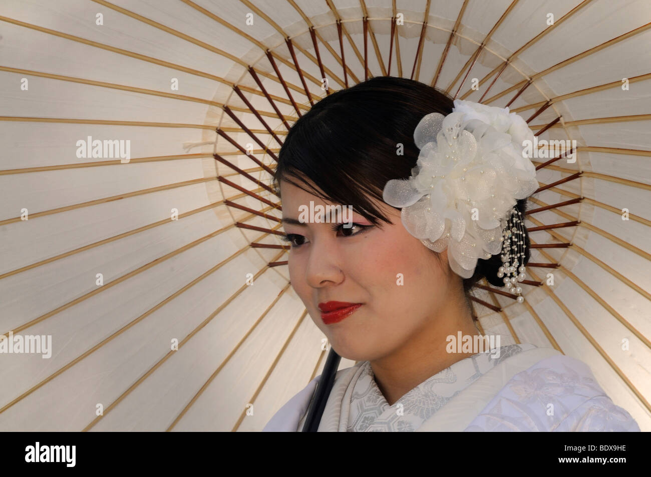 Mariée japonaise avec un parasol en papier, Kyoto, Japon, Asie de l'Est, Asie Banque D'Images