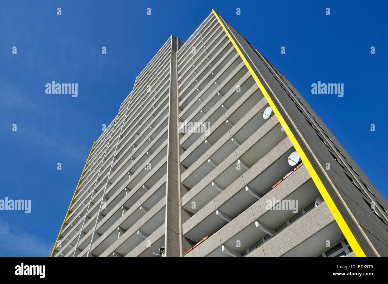 Des immeubles d'appartements avec un balcon et une télévision par satellite, ville satellite de Chorweiler à Cologne, Rhénanie du Nord-Westphalie, Ge Banque D'Images