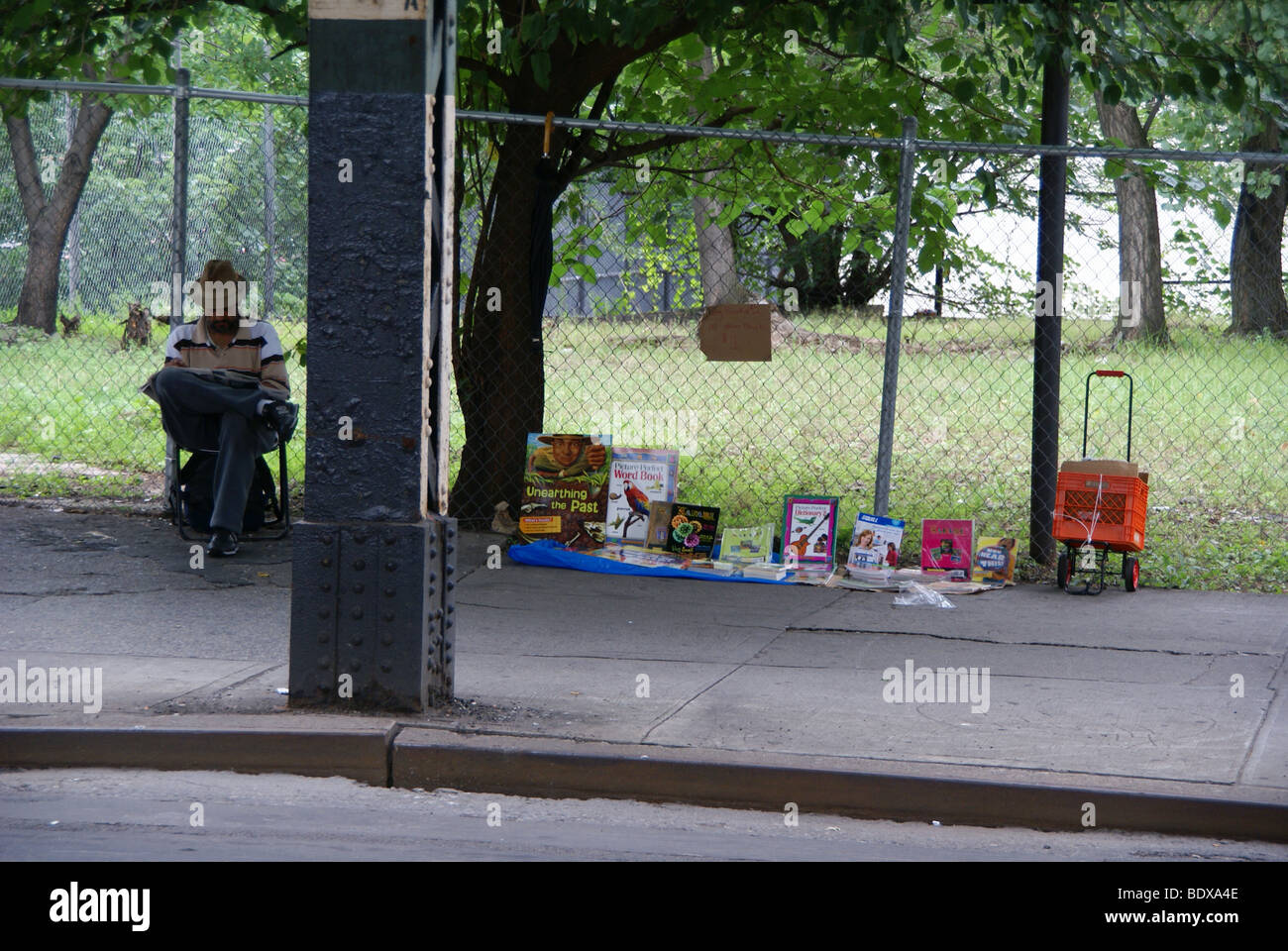 Homme vend ses marchandises sur un trottoir à Williamsburg Brooklyn NY Banque D'Images