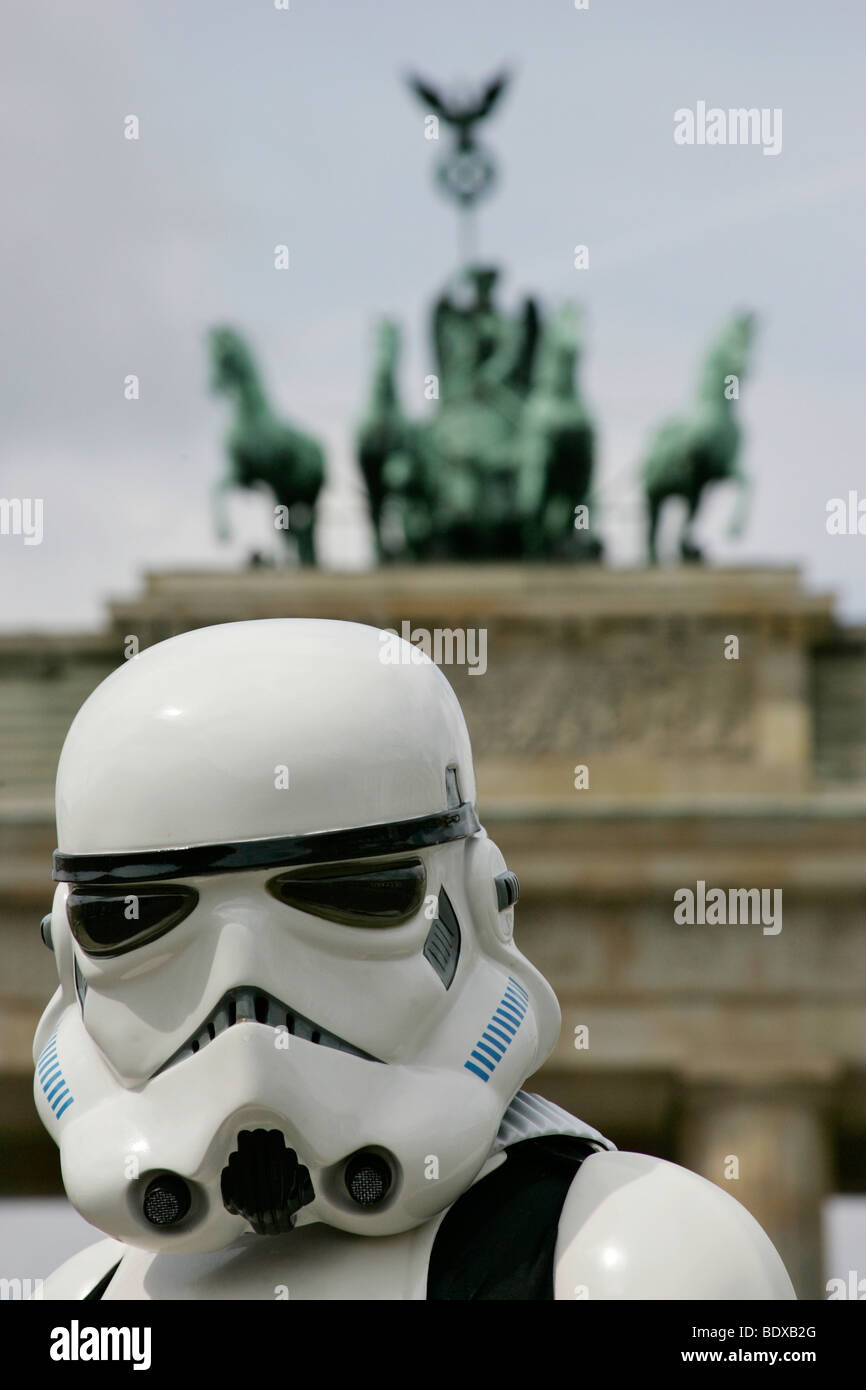 Personne en costume Star Wars devant la porte de Brandebourg à Berlin, Allemagne, Europe Banque D'Images