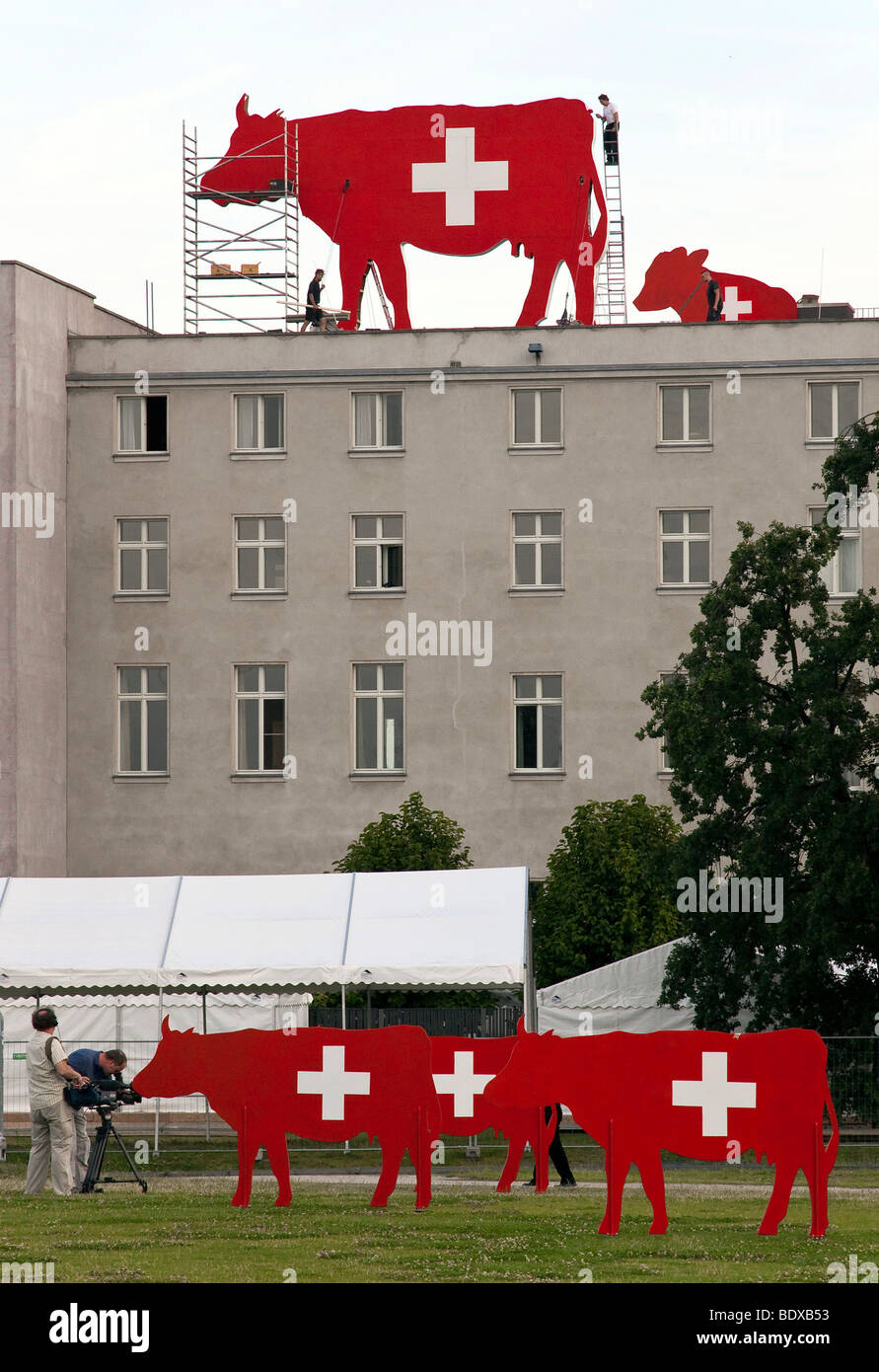 Vache suisse construction de statues, sculptures d'animaux sur le toit et en face de l'Ambassade de Suisse à Berlin, dans le quart du gouvernement Banque D'Images