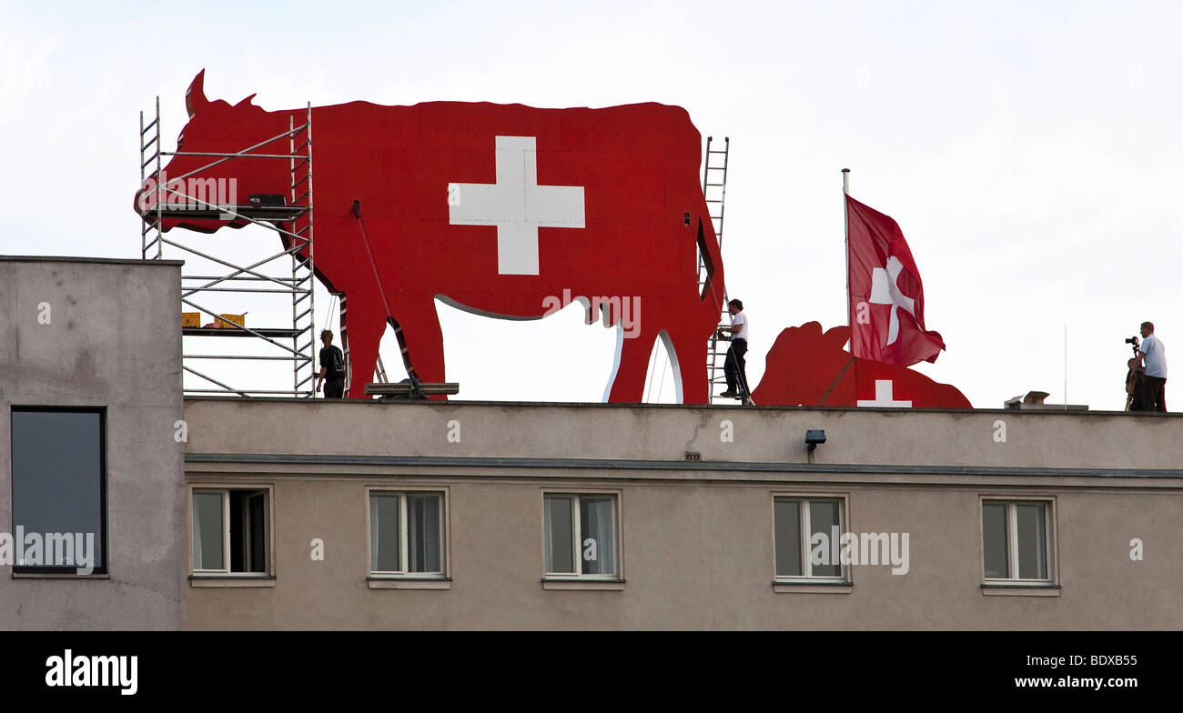 Construction d'une statue de la vache sur le toit de l'Ambassade de Suisse à Berlin, dans le quartier du gouvernement, Berlin, Germany, Europe Banque D'Images