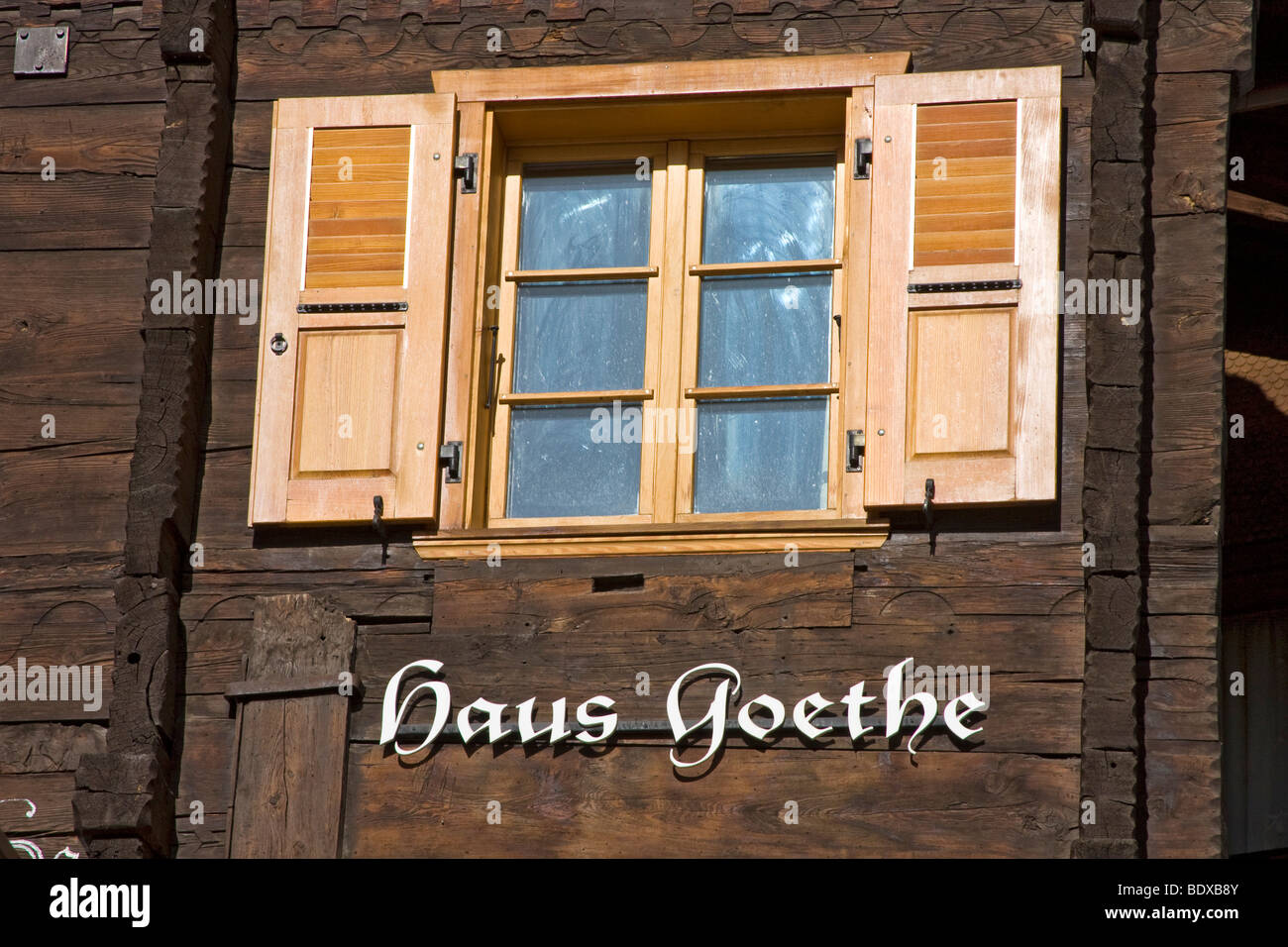 Maison en bois typique de Leukerbad, Suisse, connu pour ses bains aux vertus curatives et le fait que le célèbre Goethe écrire visité ici Banque D'Images