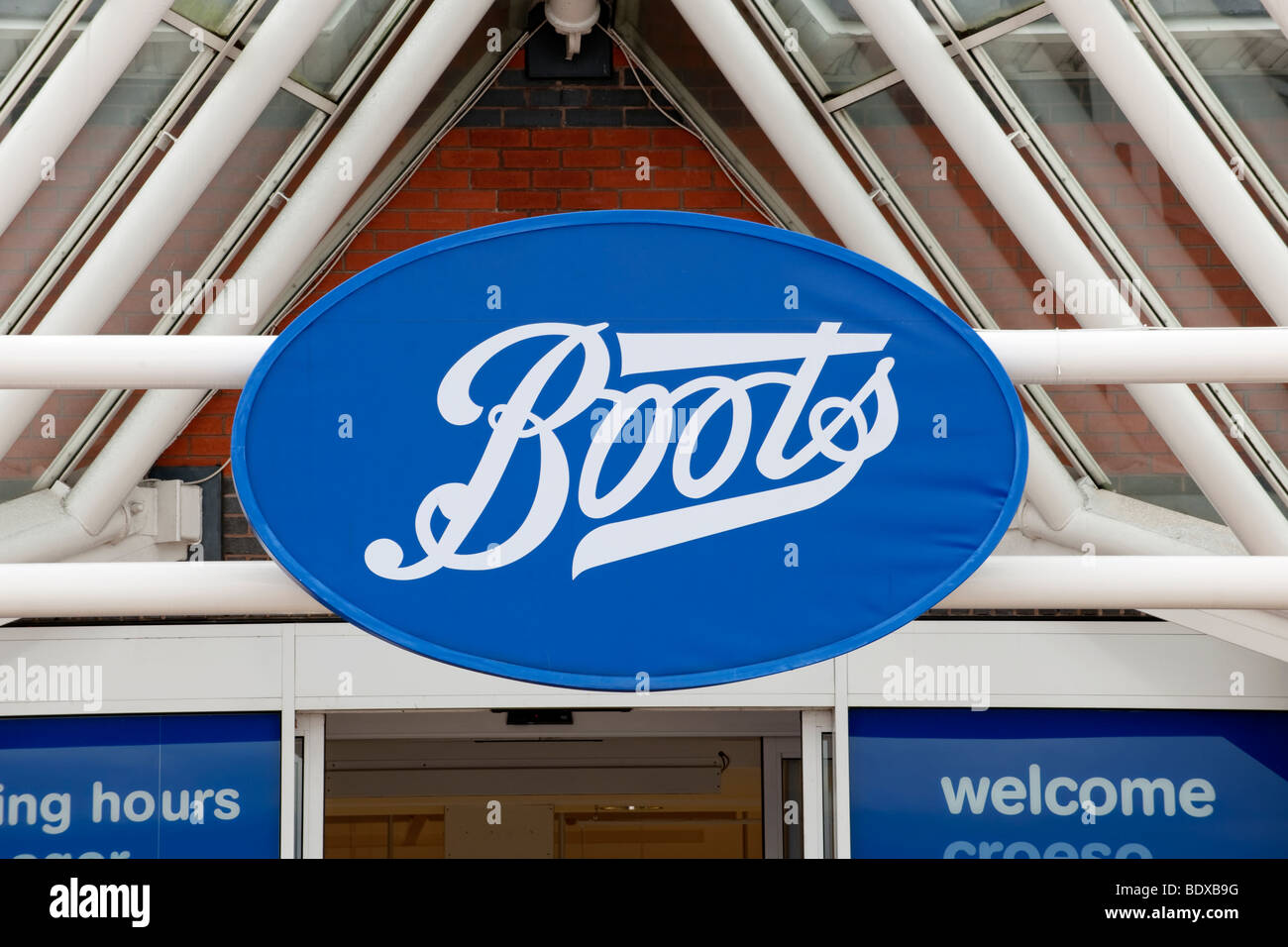 Le signe plus d'une succursale de Boots the Chemist Banque D'Images