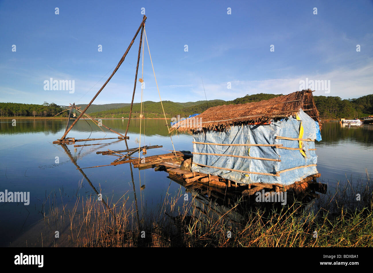 Cabane de pêcheur au bord de la lac Tuyen Lam, hauts plateaux du centre, Dalat, Asie, Vietnam Banque D'Images