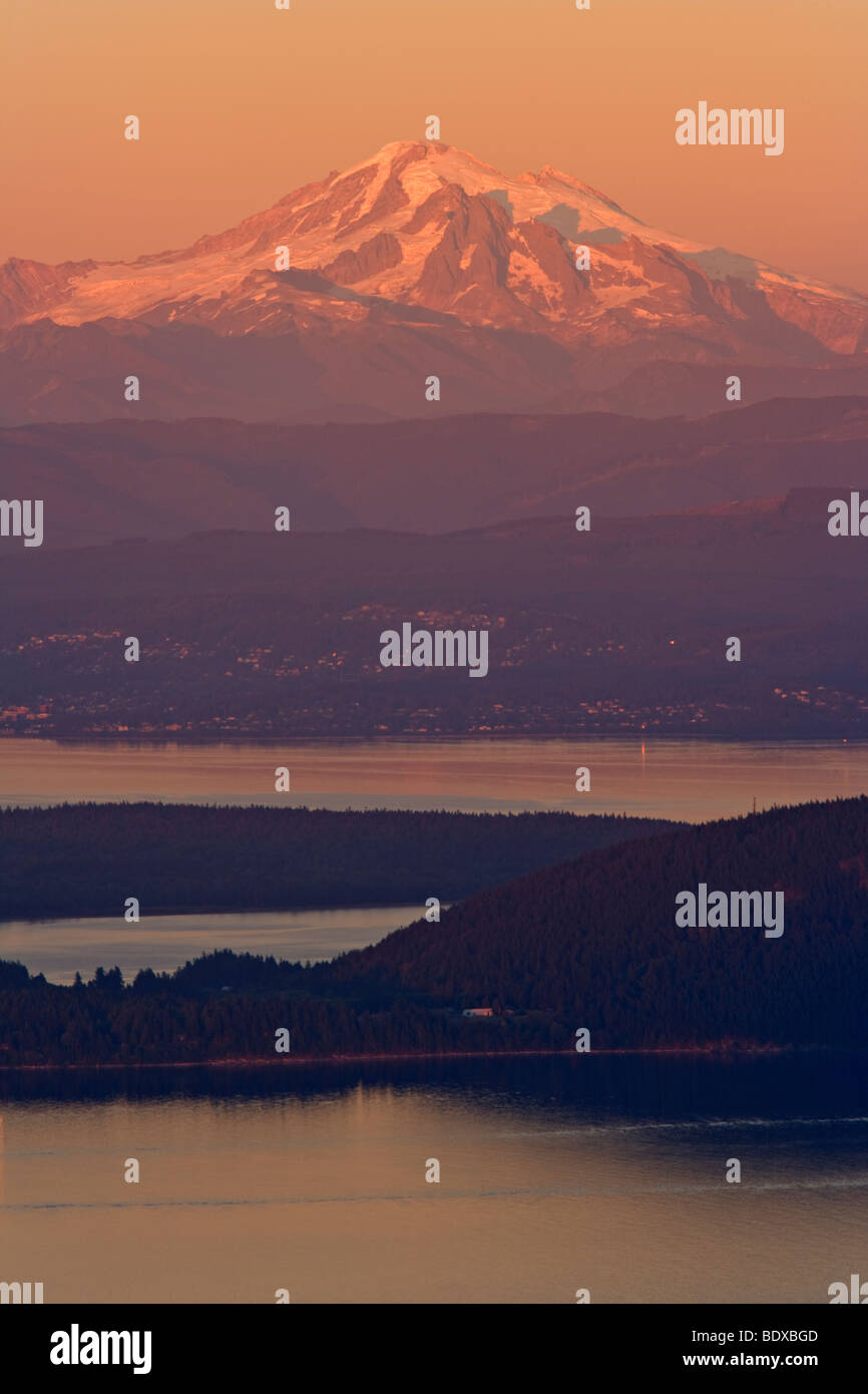 Puget Sound avec Mt. Baker au coucher du soleil Banque D'Images