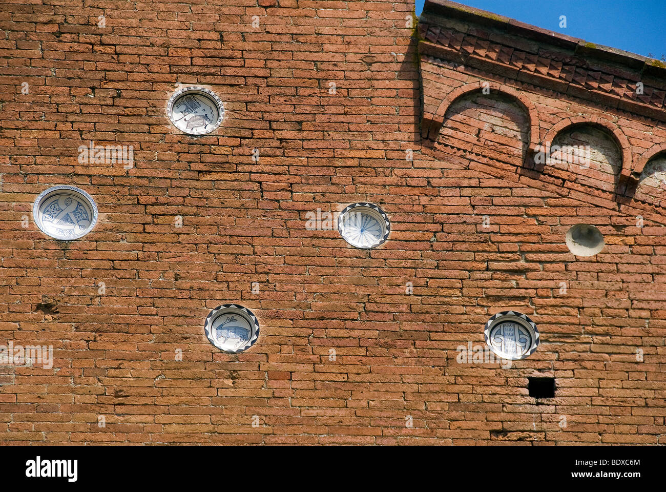 Majolique colorée bowls insérée dans la façade de la cathédrale de San Miniato Banque D'Images