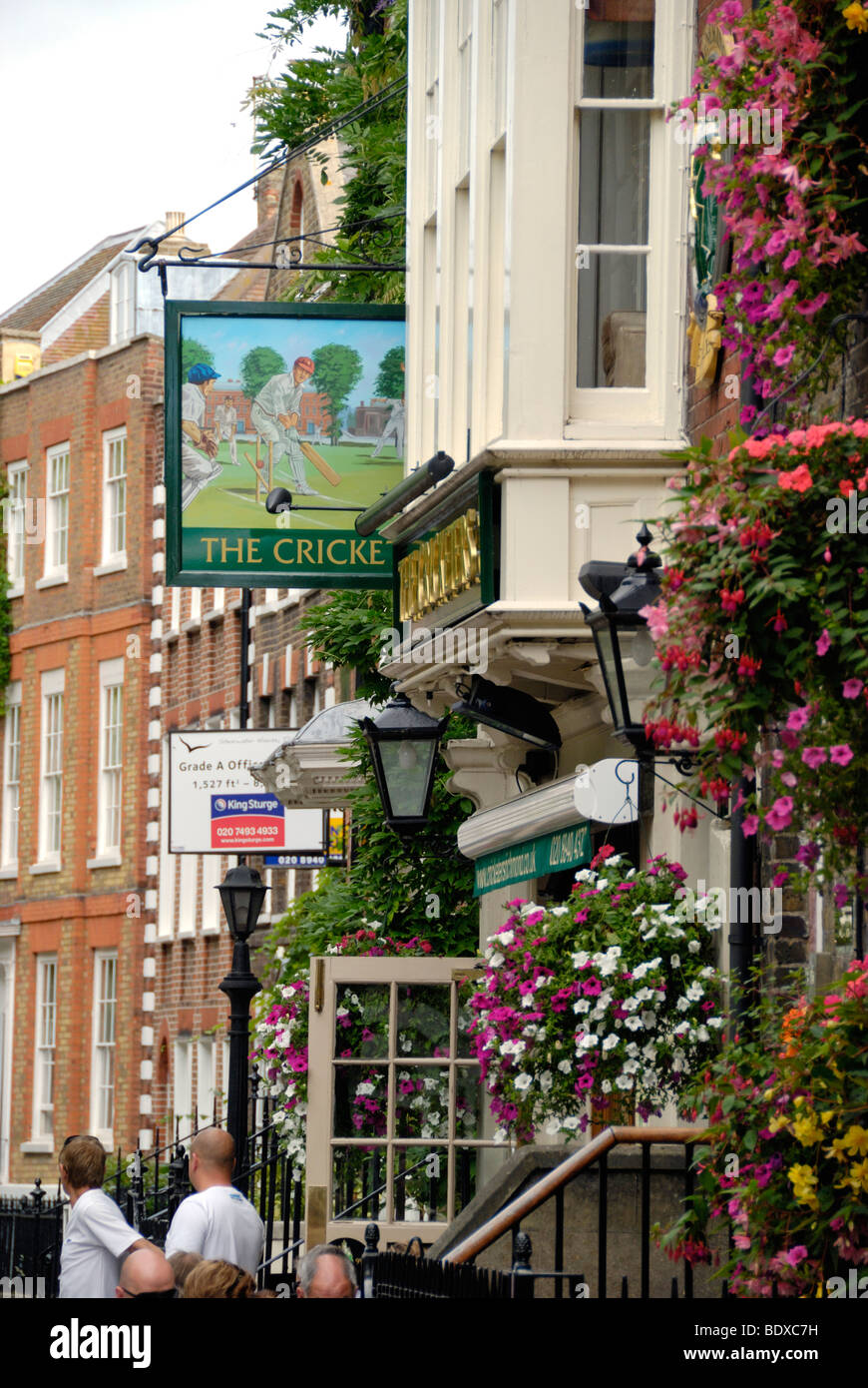 Le cricket sur Richmond Green, Richmond-upon-Thames, London, England, UK Banque D'Images
